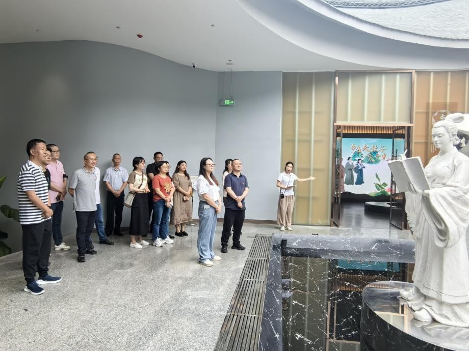 參觀蘇母祠。青神縣委宣傳部供圖