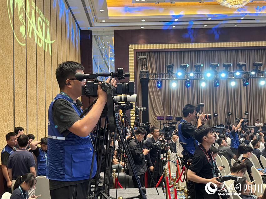 多家媒體關注此次大會。人民網 王凡攝