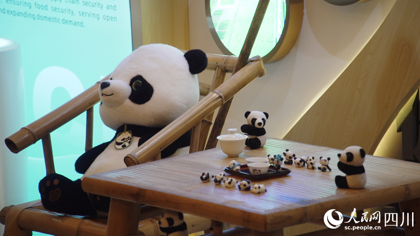 大會現場布置有熊貓元素。人民網 王凡攝