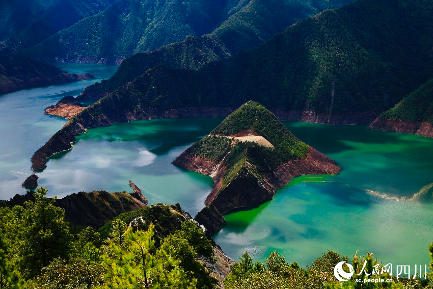 美麗的天龍湖。人民網記者 朱虹攝