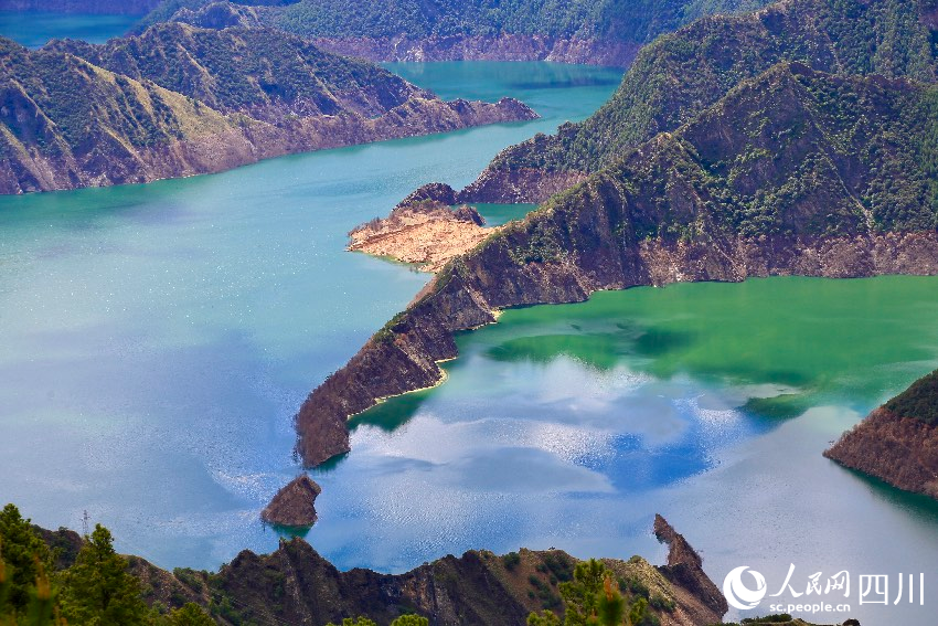 美麗的天龍湖。人民網記者 朱虹攝