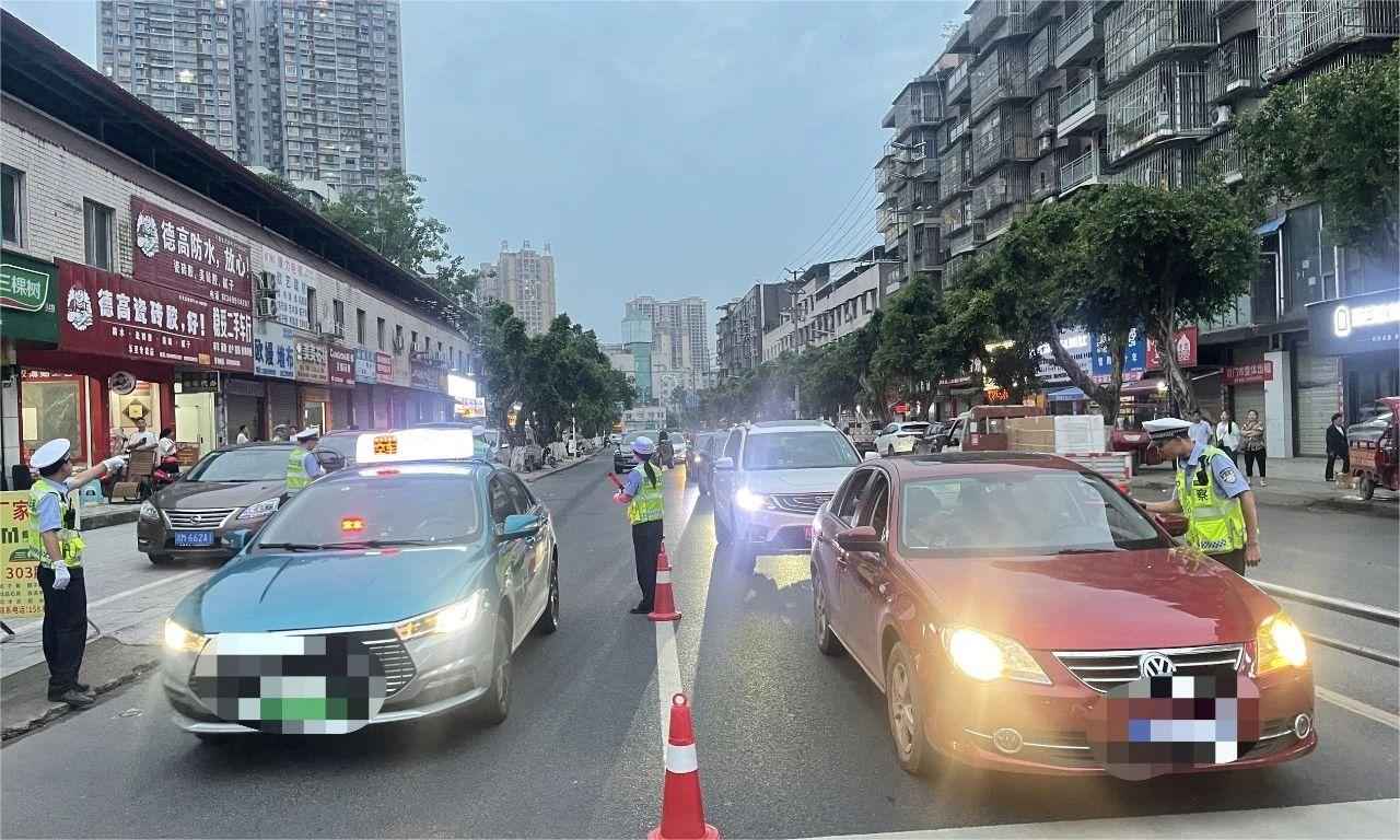 資陽公安交警高考前期排查通行車輛。資陽公安交警供圖