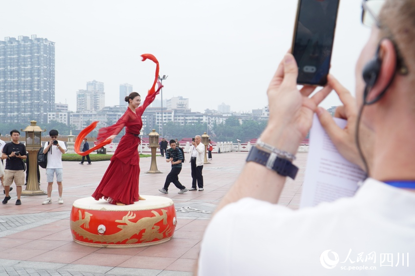 踩線團嘉賓舉起手機記錄表演精彩時刻。人民網 趙祖樂攝