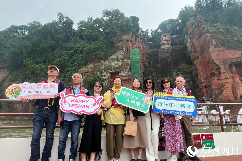 踩線團嘉賓在樂山大佛前合影。人民網 趙祖樂攝