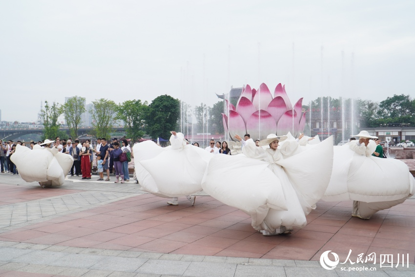 只有峨眉山云朵“快閃”表演現場。人民網 趙祖樂攝