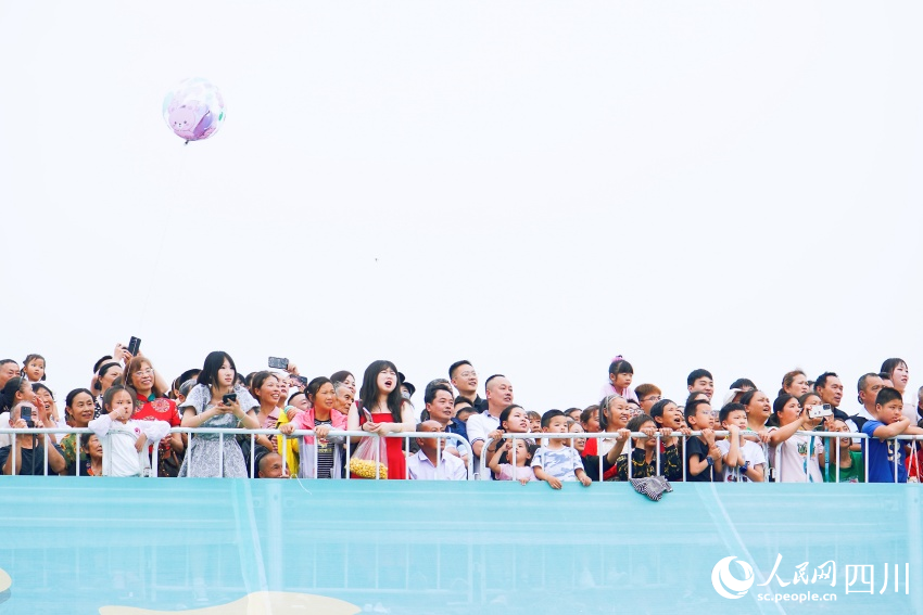 觀眾為比賽隊伍吶喊助威。人民網 趙祖樂攝