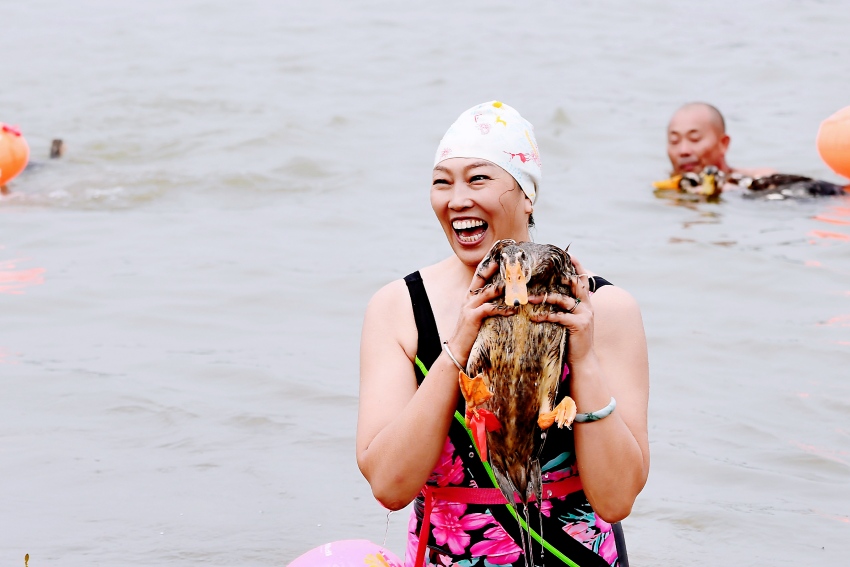 “抓鴨子”比賽現場。東坡區委宣傳部供圖