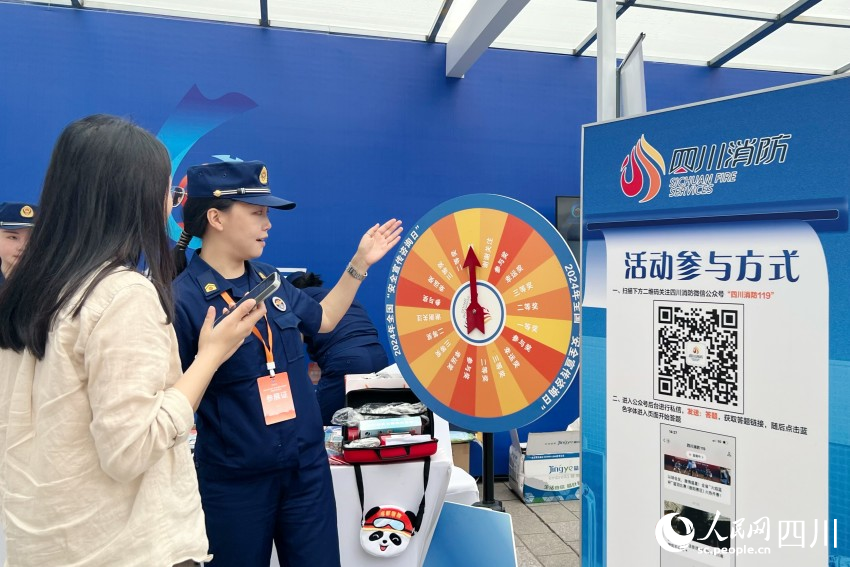 市民在創意互動區進行體驗。人民網 彭茜攝