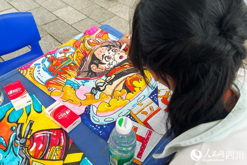 小朋友們用他們喜愛的方式描繪心中的安全世界。人民網 彭茜攝