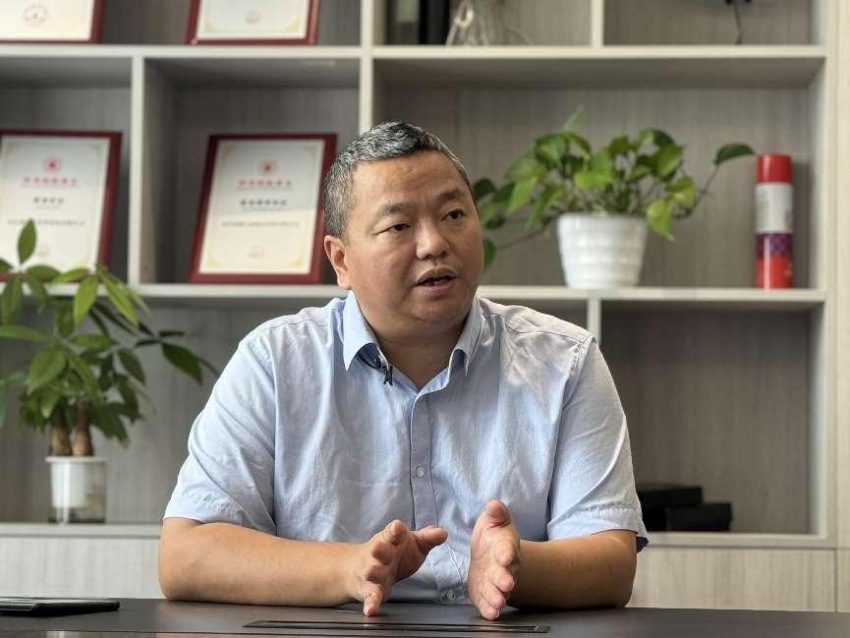 四川國際商會招投標專委會會長陳繼華受訪圖。王凡攝