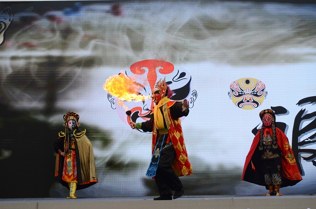 川劇表演《變臉吐火》。張慶麟供圖