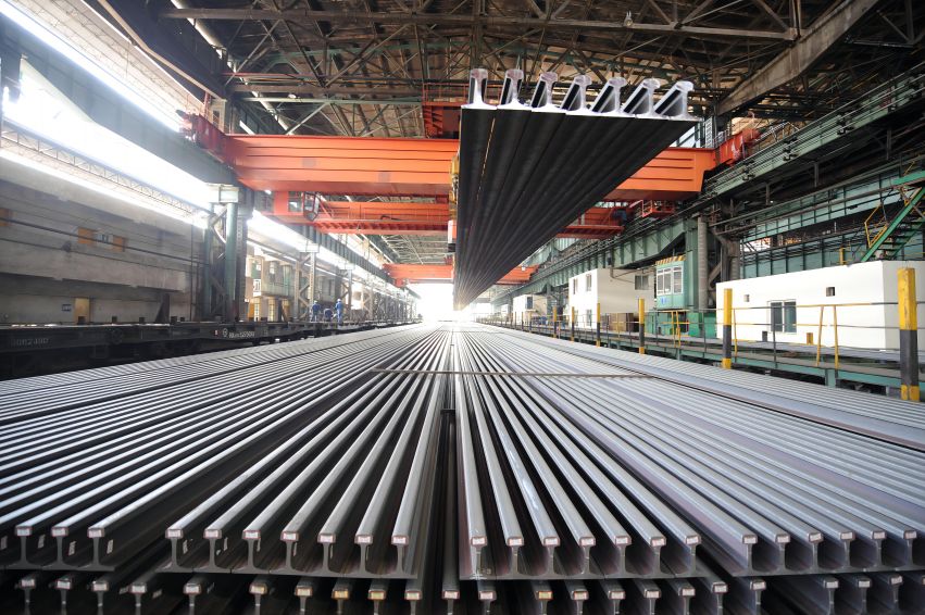 攀鋼百米含釩鋼軌生產現場。王東供圖