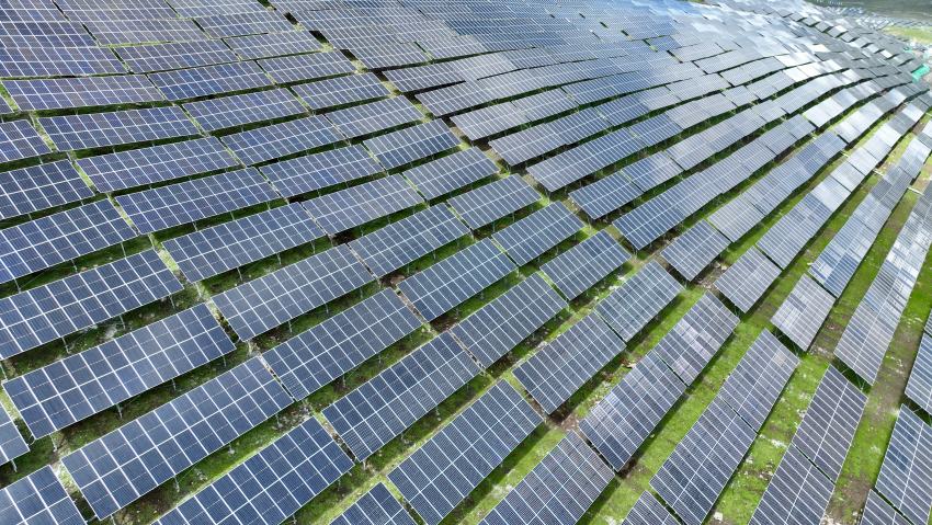 華電金川新能嘎斯都一期20萬千瓦光伏項目。金川縣融媒體中心供圖