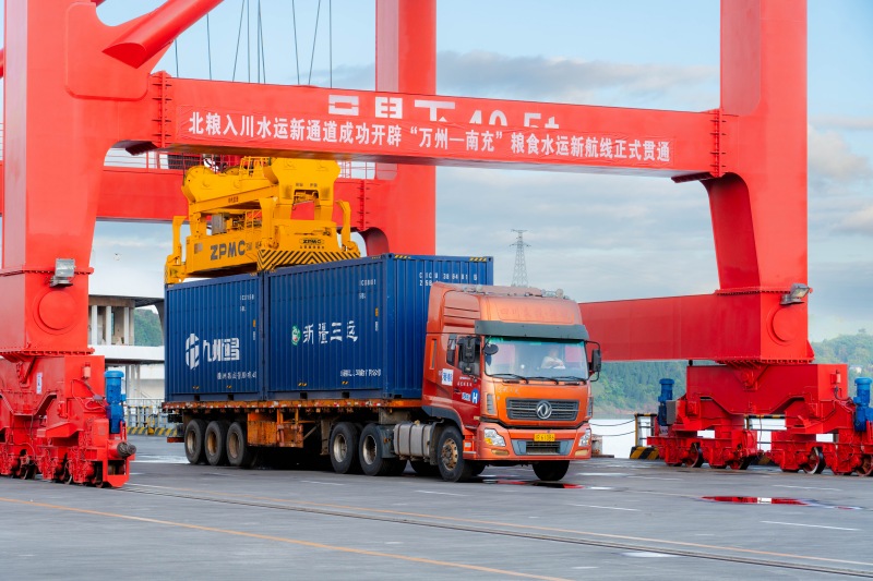 2024年4月23日，川渝再添江海聯運航線 南充港開辟“北糧入川”水運新通道。四川港投供圖