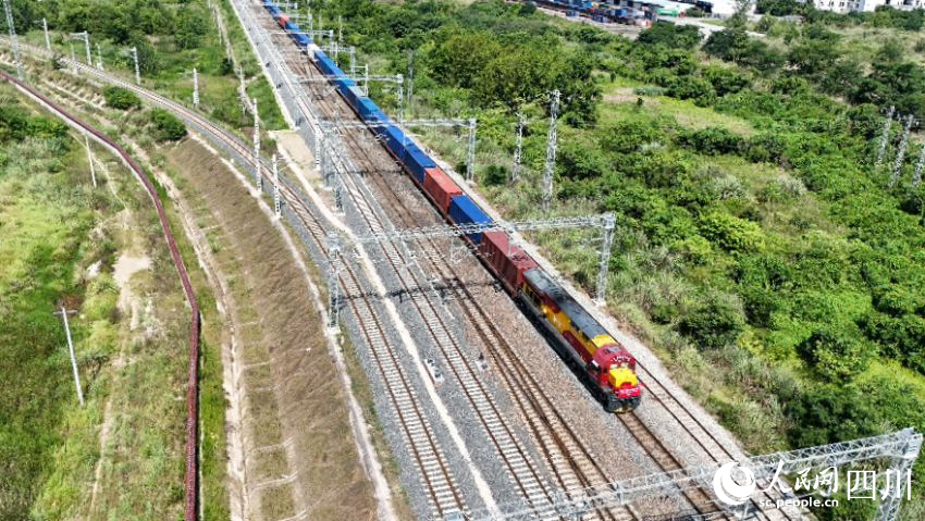 亞蓉歐“空鐵聯運”國際班列在蓉首發。實習生 舒鑫攝