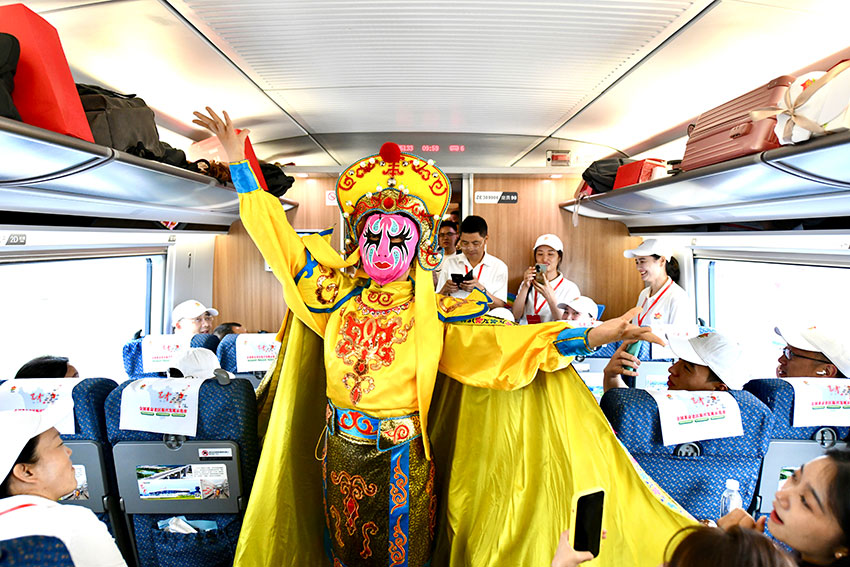 首發動車組列車上的文藝表演。中國鐵路成都局集團有限公司供圖