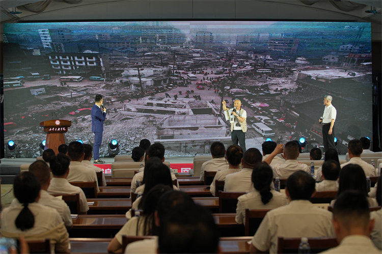 老黨員講述廣安受益改革開放發生翻天覆地的變化。廣安市委宣傳部供圖