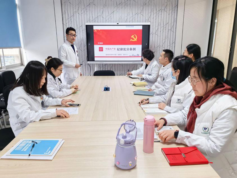 理論學習。四川省腫瘤醫院供圖