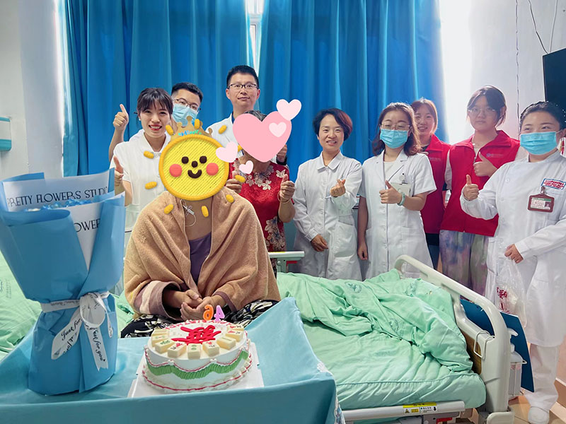 給病人過生日。四川省腫瘤醫院供圖
