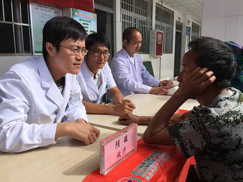 陰駿參加義診。受訪者供圖