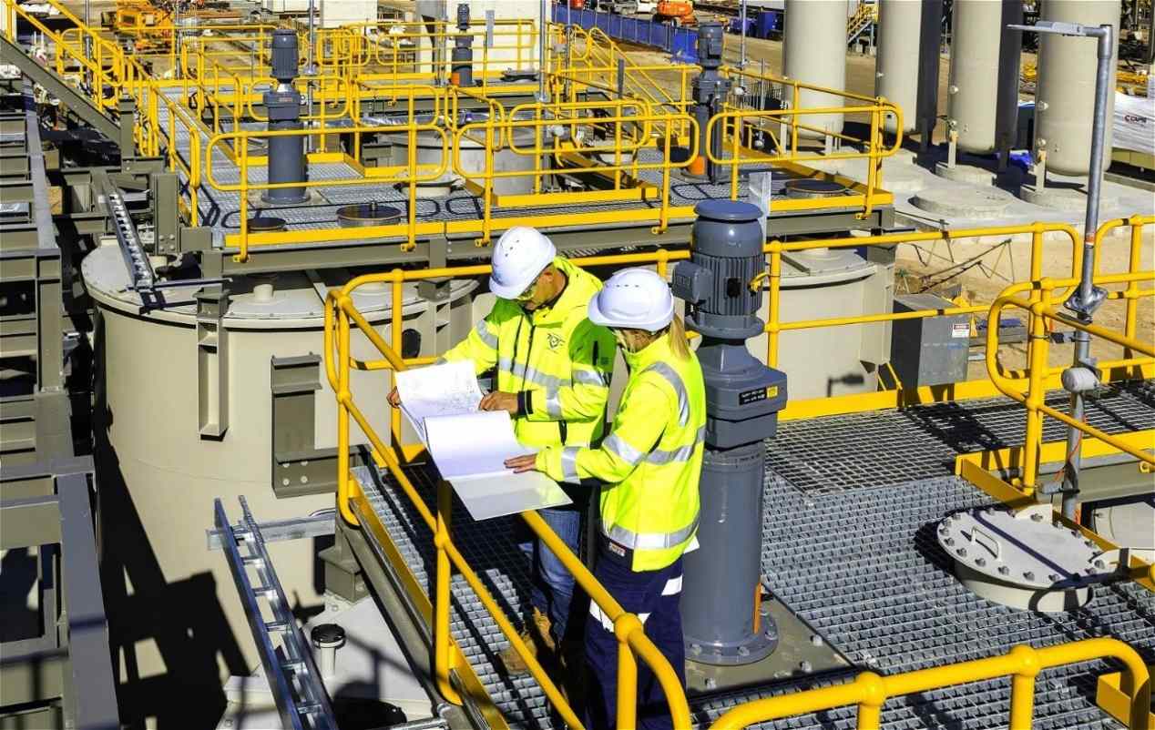 正在工作中的奎納納工廠工作人員。天齊鋰業供圖