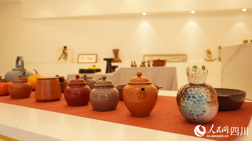 昔格達村打造的彩鈦制作項目。人民網 趙祖樂攝