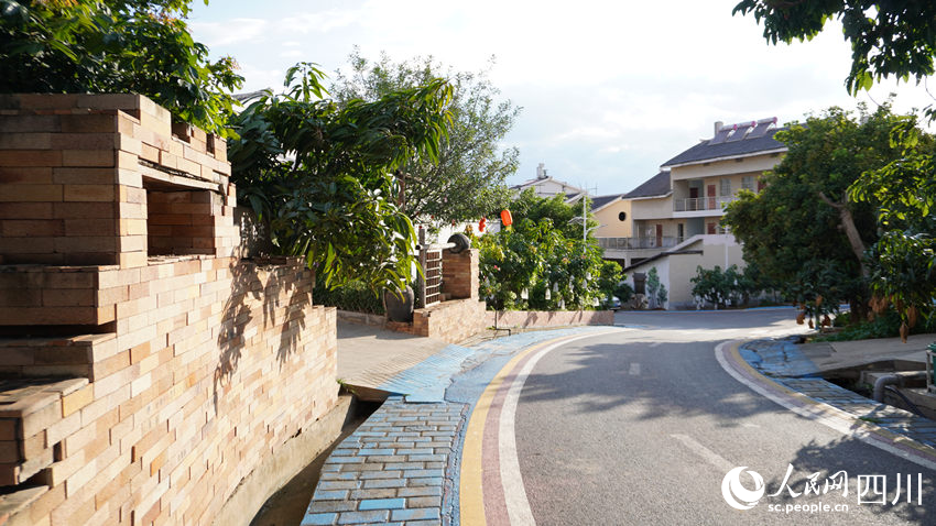 昔格達村村貌。人民網 趙祖樂攝