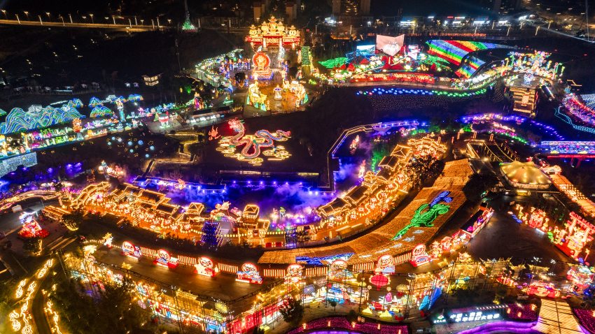第30屆自貢國際恐龍燈會航拍全景。自貢市委宣傳部供圖