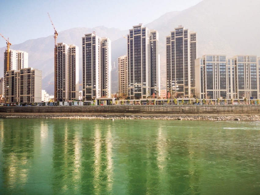 瀘定城市建設日新月異。羅楚凱攝