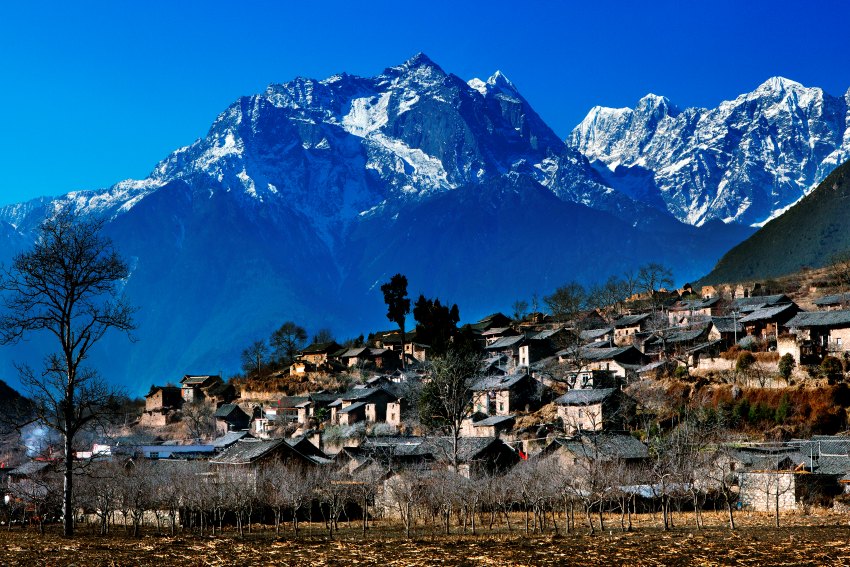 雪山下的嵐安古寨。黃永邦攝