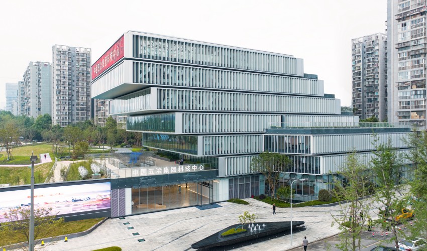 “鯨躍”造型的五冶科技中心是成都市綜合節能率最高的近零能耗辦公建筑。中國五冶集團供圖