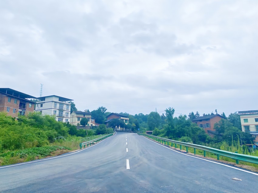 寬闊平整的柏油路。通川區融媒體中心供圖