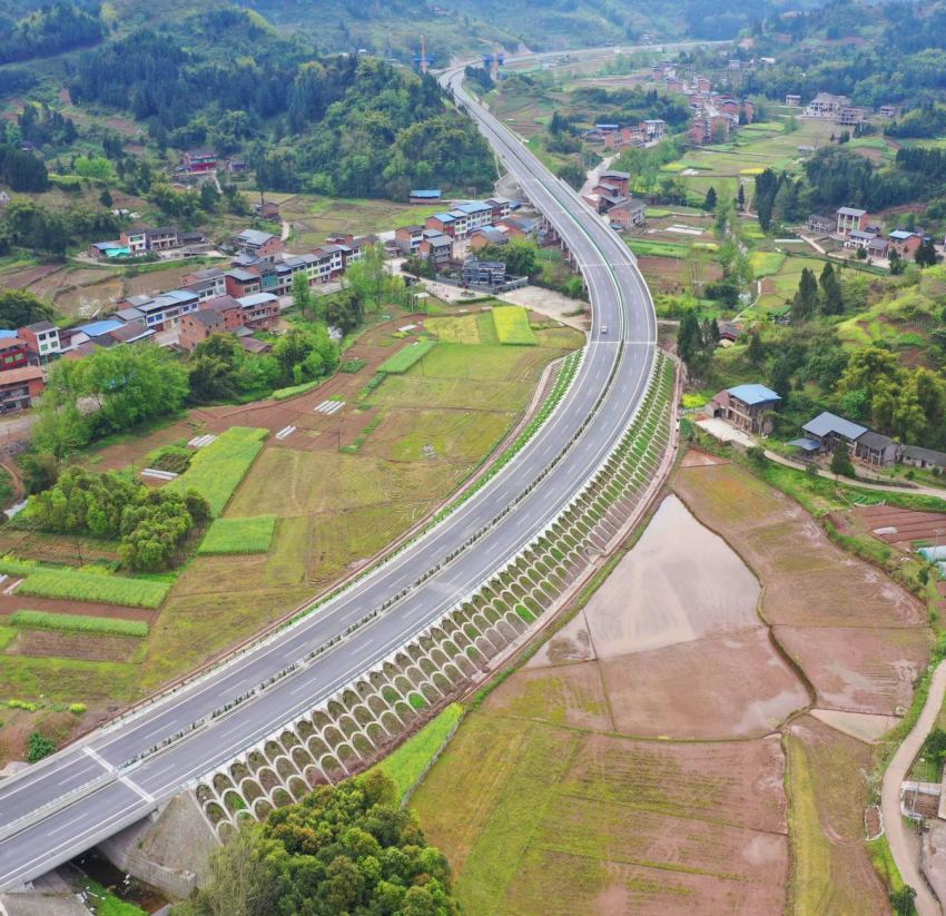 貫穿達州東部經開區的達開快速全線通車。達州東部經開區供圖