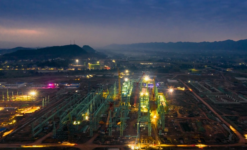 夜色下的方大達鋼搬遷升級項目。向世文攝