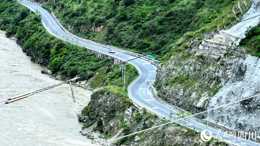 “飛越”大渡河的同時，跨越導線下方的省道。劉湘釩攝