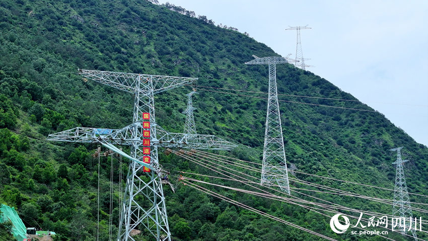 金沙江上游-湖北特高壓工程“飛越”大渡河。劉湘釩攝