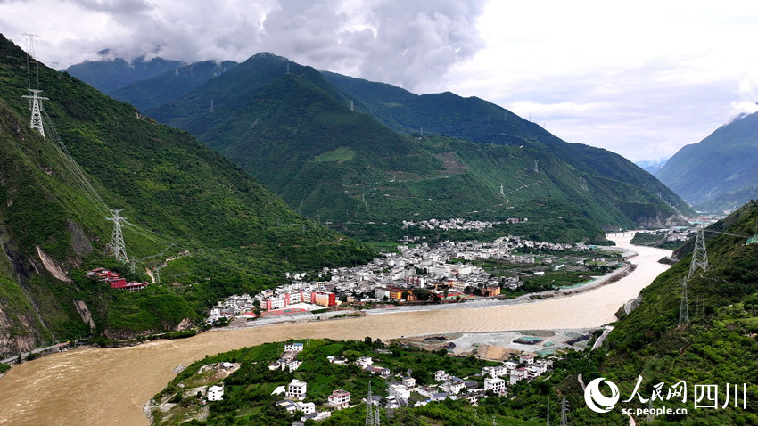 金沙江上游-湖北特高壓工程線路工程川10標“飛越”大渡河（上游方向）。劉湘釩攝