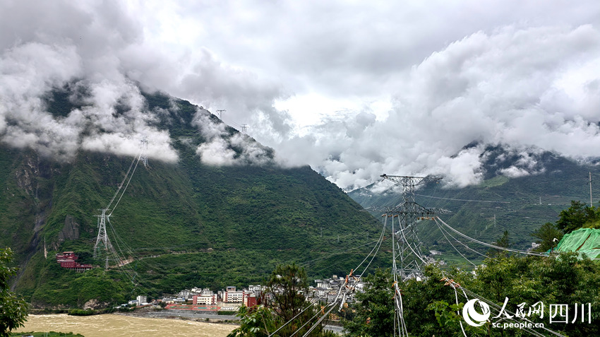 金沙江上游-湖北特高壓工程線路工程川10標成功“飛越”大渡河。劉湘釩攝