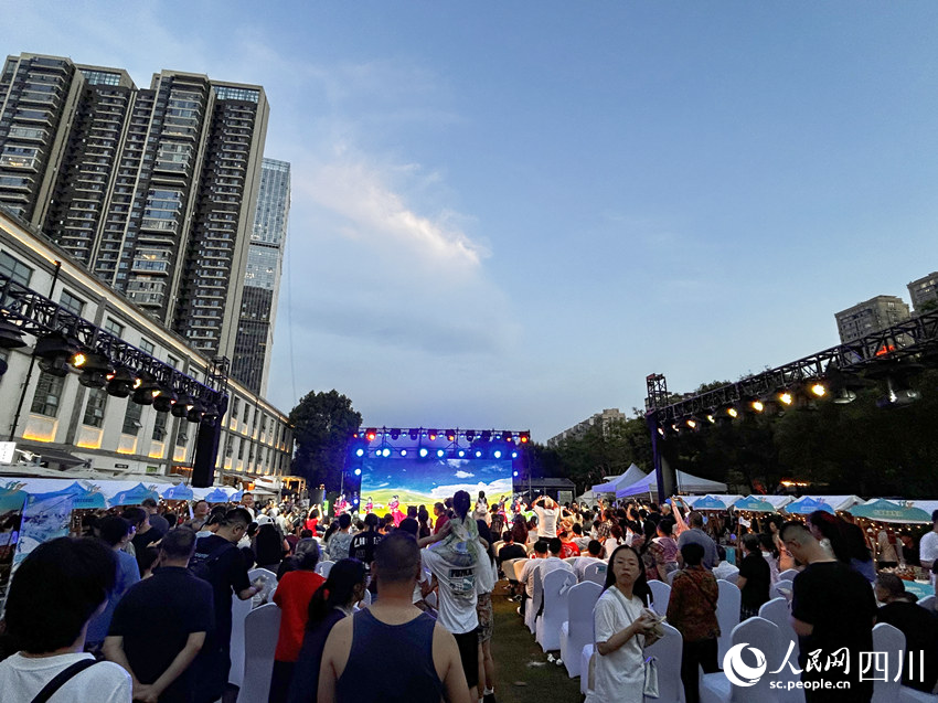 熱鬧的活動現場。人民網 彭茜攝