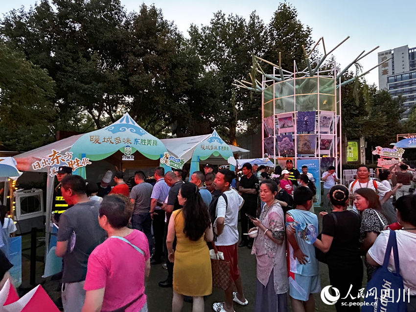 市民、游客在品嘗東勝美食。人民網 彭茜攝