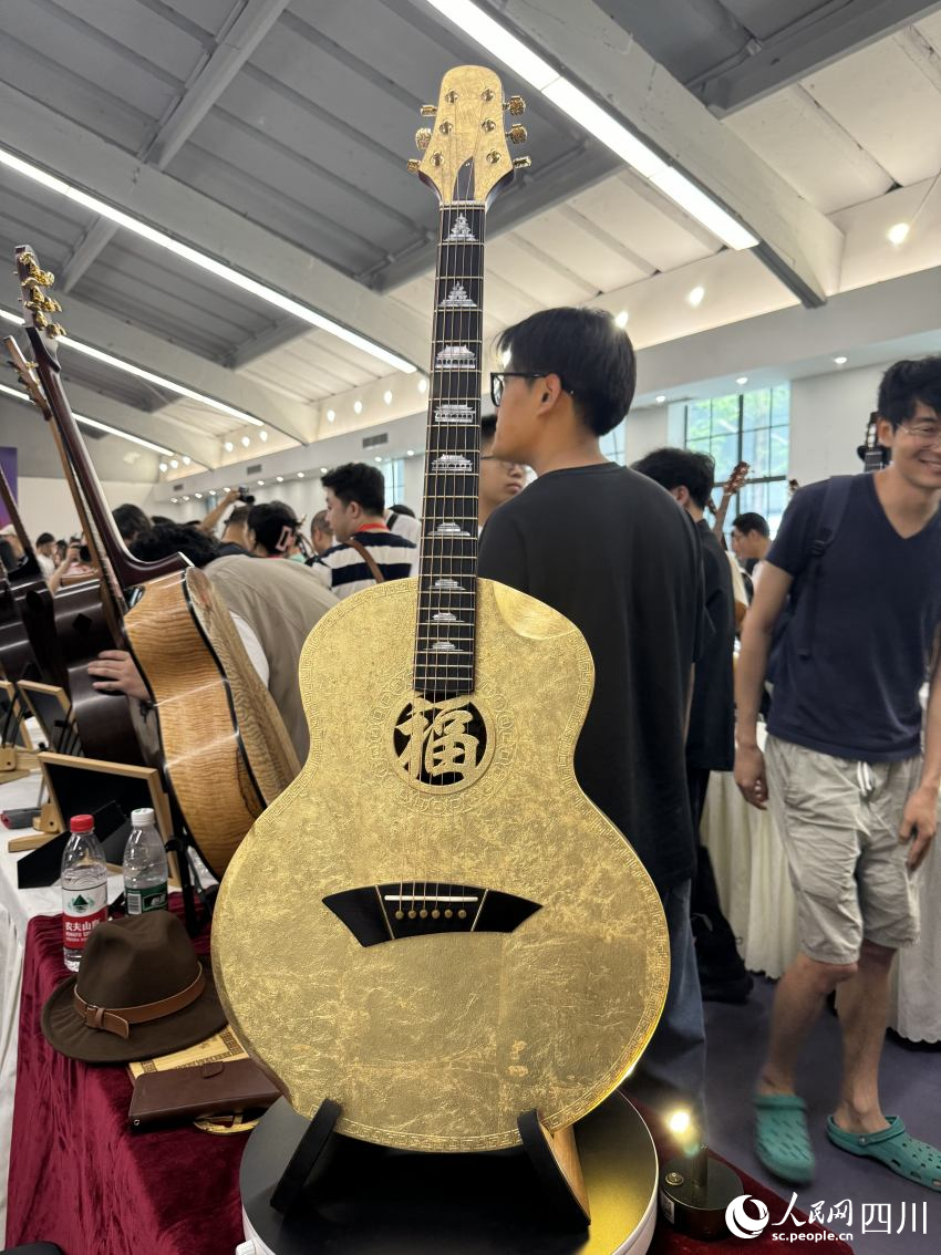 將中國古建筑和福字融入吉他設計。人民網 王凡攝