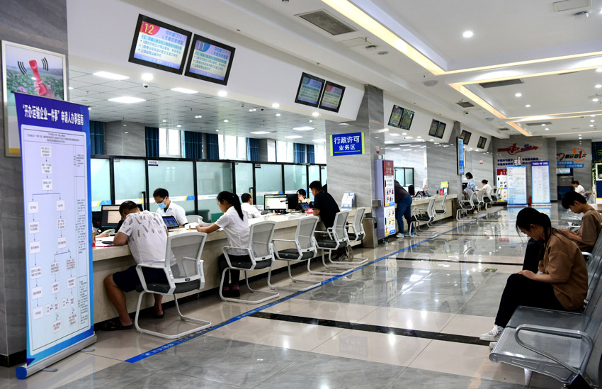 行政審批局業務辦理窗口。營山縣委宣傳部供圖