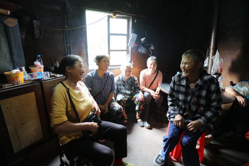 被轉移群眾在安置點聊天。馬發海攝