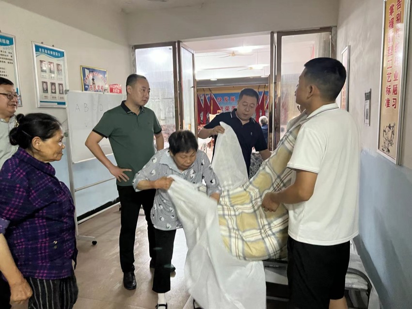 在安置點為群眾發放物資。宣漢縣委宣傳部供圖