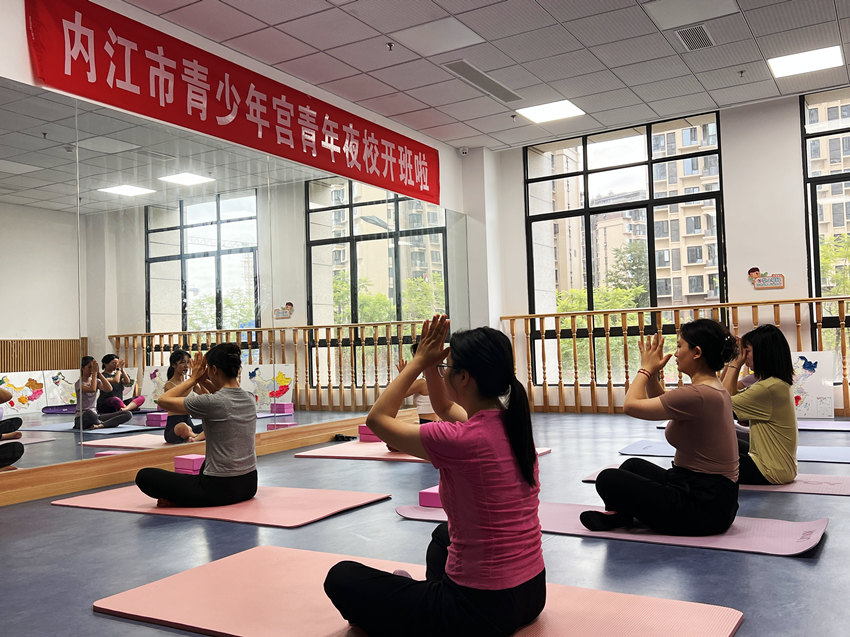 “青年夜?！钡膶W員們正在上瑜伽課。羅尹攝