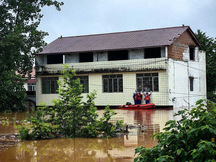 營救被困群眾。內江融媒體中心供圖