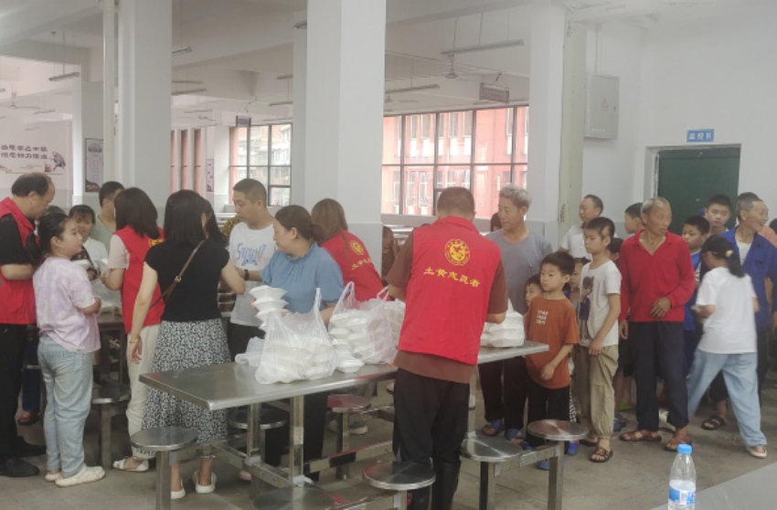 臨時安置點群眾們正在領取盒飯。宣漢縣委宣傳部供圖