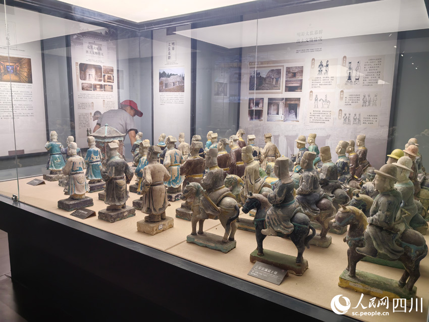 工作人員維護蜀王陵環境衛生。人民網記者 劉海天攝