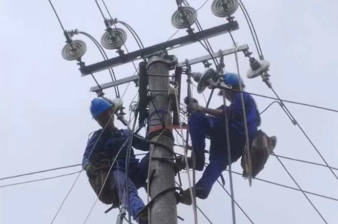 電力搶險隊隊員進行維修。國網四川省電力公司供圖