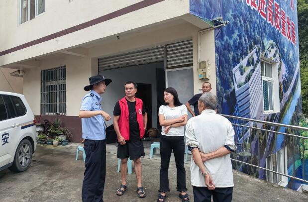 公安民警配合現場專業救援力量，開展各項應急搶險救援工作。 四川公安供圖